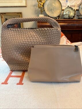 Boutique Woven Vegan Leather Bag w/zipper pouch. New WOT It bag! Luxury Feel